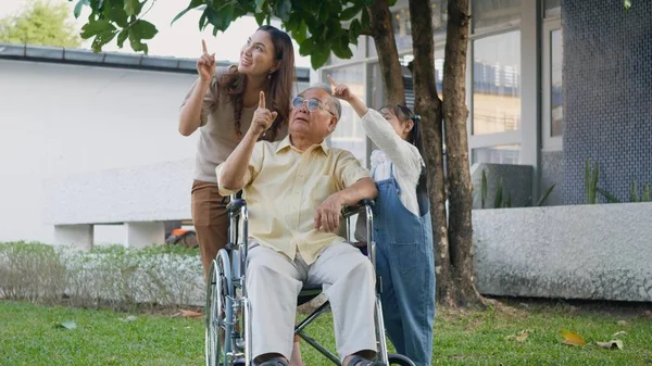 Disabili Anziano Nonno Sulla Sedia Rotelle Con Nipote Madre Nel — Foto Stock