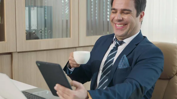 Šťastný Obchodník Který Čte Zprávy Svém Tabletu Usmívá Obchodník Pracuje — Stock fotografie