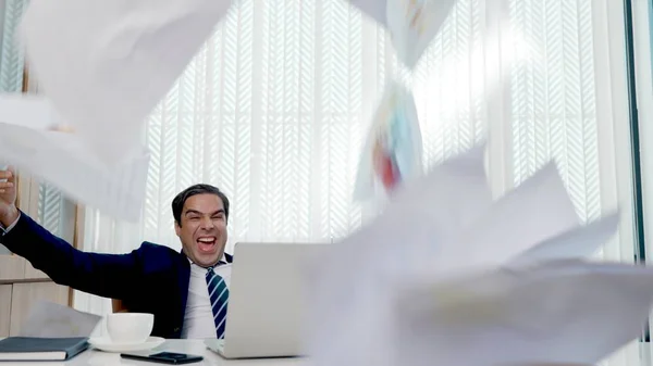 Šťastný Obchodník Vzrušený Překvapená Práce Bílém Kancelářském Stole Notebookem Zvrací — Stock fotografie