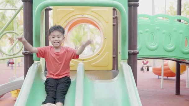 Ασιατικό Παιδί Χαμογελώντας Παίζοντας Slider Bar Παιχνίδι Εξωτερική Παιδική Χαρά — Αρχείο Βίντεο