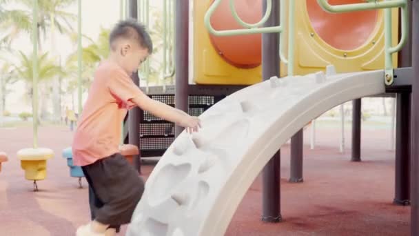 Asiatiskt Barn Leker Utomhus Lekplats Glad Förskola Liten Unge Har — Stockvideo