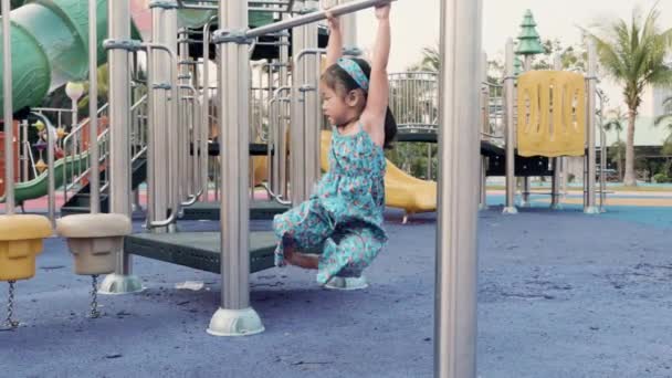 Enfant Asiatique Jouant Sur Une Aire Jeux Extérieure Heureux Enfant — Video