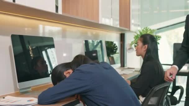 Empresario Cansado Bostezando Durante Trabajo Computadora Sentado Oficina Del Escritorio — Vídeos de Stock