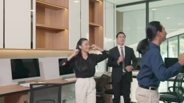 Happy Funny Business Team Enthousiast Dans Aziatische Business Teamwork Dansen — Stockvideo