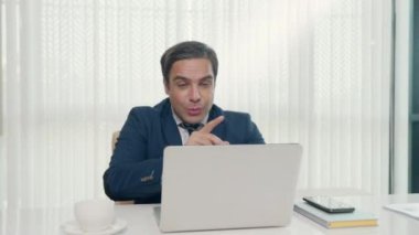 İş adamı, bilgisayarını kullanarak bilgisayarla konferans yapıyor, iş arkadaşlarıyla masaya oturuyor, sohbet eden mutlu bir adam çevrimiçi video konferansına katılıyor, sanal toplantı uzaktan kumandası ofiste çalışıyor.