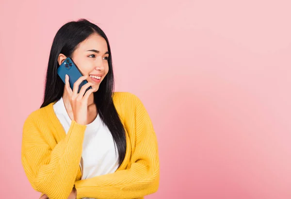 Ritratto Asiatico Felice Bella Giovane Donna Sorriso Parlando Smartphone Cercando — Foto Stock