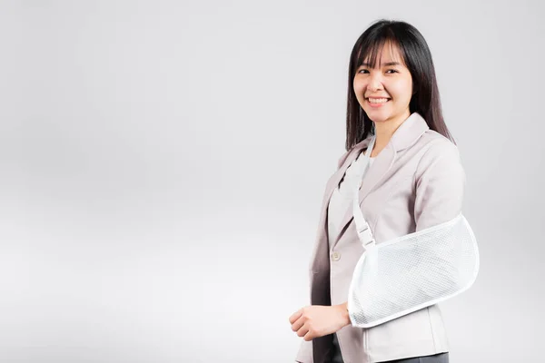 Brazo Roto Mujer Negocios Confiada Sonriendo Brazo Roto Después Accidente — Foto de Stock