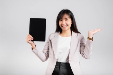 Asyalı güzel bir kadın tablet bilgisayar kullanarak gülümsüyor, Mutlu kadın boş ekran dijital tableti gösteriyor ve beyaz arka planda izole edilmiş stüdyo çekimlerinde avuç içi boş ürünü sunuyor.