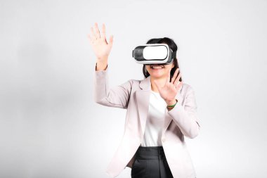 Gülümseyen kadın özgüveni heyecanlandırıyor sanal gerçeklik deneyimi sırasında havaya dokunan VR kulaklık takıyor izole edilmiş beyaz arka plan, video oyunu stüdyosu çekimleri yapan Asyalı mutlu portre kadın, kopyalama alanı