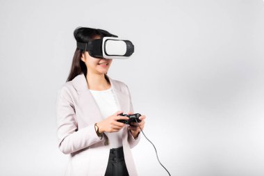 Gülümseyen kadın kendine güveni yüksek, 3D kulaklık takıyor ve oyun gerçekliği oynuyor, oyun kumandası, izole edilmiş beyaz arka plan, Asyalı mutlu bayan video oyunu stüdyosu, kopyalama alanı.