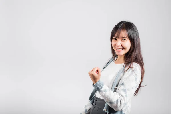 Sorrindo Mulher Feliz Faz Punhos Levantados Para Cima Comemorando Seu — Fotografia de Stock