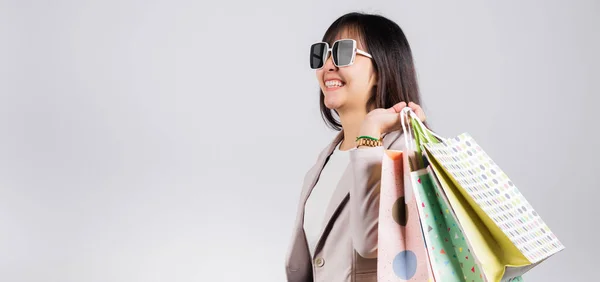 Mujer Feliz Con Gafas Comprador Confiado Sonriendo Celebración Línea Bolsas —  Fotos de Stock