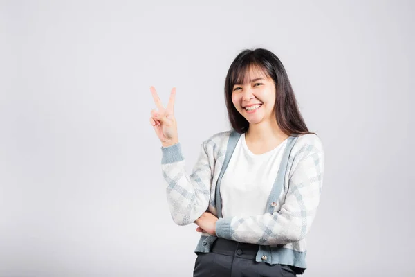 Kameraya Bakarak Zafer Işareti Yapan Bir Kadın Mutlu Asyalı Güzel — Stok fotoğraf