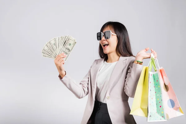 Mujer Con Gafas Confianza Sonrisa Comprador Celebración Compras Línea Bolsas —  Fotos de Stock