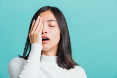 Portre kadın esnemekten sıkıldı. Elle ağzını kapatmaktan yoruldu. Genç, güzel, Asyalı bir kadın.