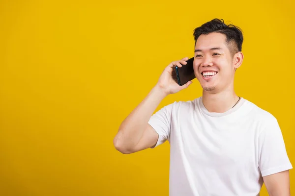 Aziatisch Knap Jongeman Glimlachen Positief Praten Mobiele Telefoon Lifestyle Gelukkig — Stockfoto