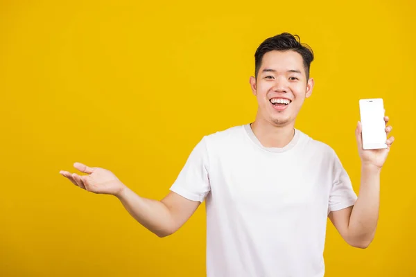 Asiático Guapo Joven Sonriendo Positivo Que Muestra Pantalla Blanco Del — Foto de Stock