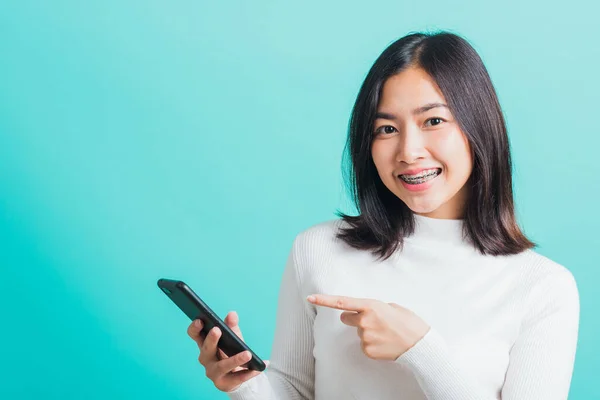 그녀가 스마트폰에서 메시지를 타이핑하며 아시아 여성의 개념에 고립된 전화를 — 스톡 사진