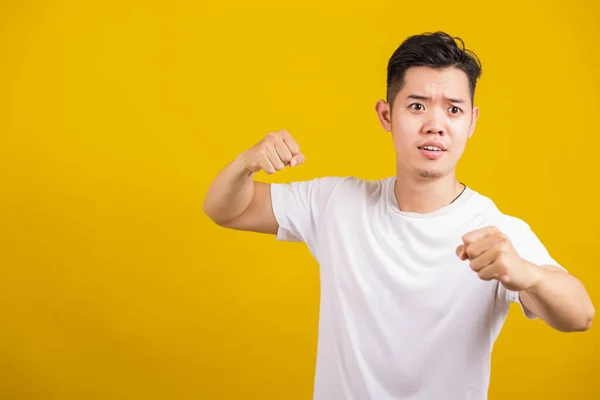Азиатский Красивый Молодой Сердитый Мужчина Показывает Удар Кулаком Агрессивный Мужчина — стоковое фото