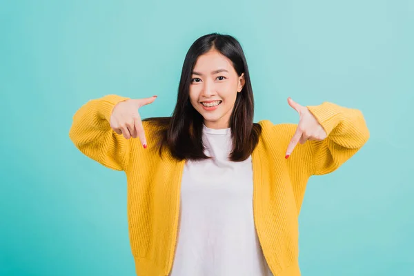 Asyalı Güzel Genç Mutlu Bir Kadının Portresi Beyaz Dişlerini Gösteriyor — Stok fotoğraf