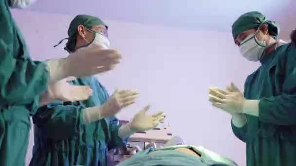 Gruppe Von Chirurgen Sterilen Handschuhen Und Schutzmasken Applaudiert Patienten Stehen — Stockvideo