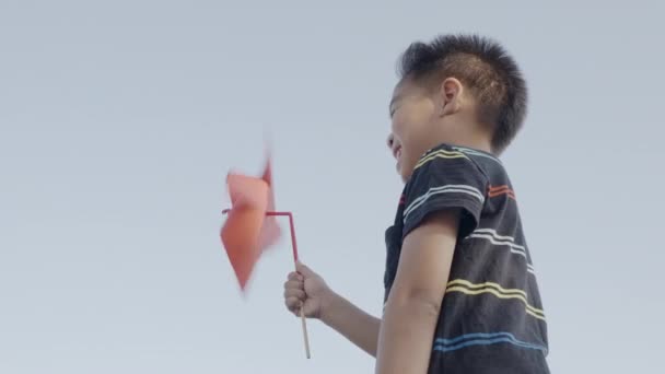 Geluk Kleine Jongen Glimlachen Tarweveld Met Kleine Windwiel Windmolen Speelgoed — Stockvideo