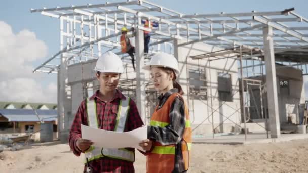 Dois Arquitetos Clientes Discutindo Ajuda Criar Plano Com Projeto Construção — Vídeo de Stock