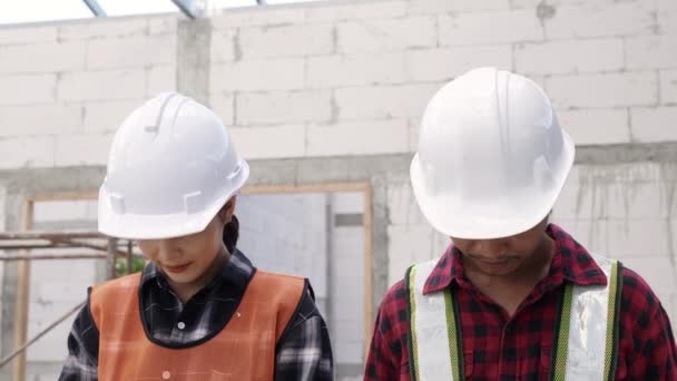建築現場におけるアジア人建設労働者の肖像カメラで微笑む — ストック動画