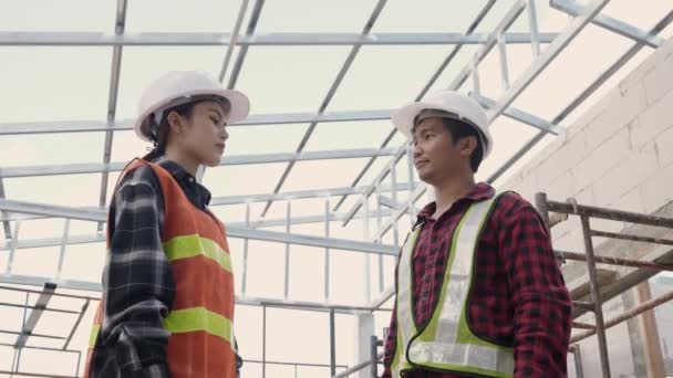 Arquitecto Asiático Ingeniero Trabajador Mujer Hombre Casco Protector Uniforme Estrechando — Vídeo de stock