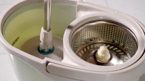 Elinde Mikrofiber Başlıklı Bir Kadın Kovada Çeviriyor Yanında Temizlik Sıvısı — Stok video