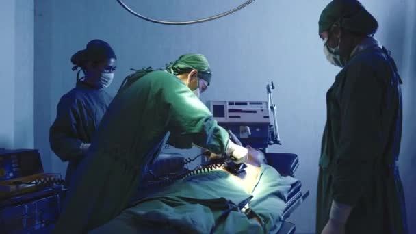 Дефибрилляция Сердечной Дисритмии Команда Хирургов Выполняющих Хирургические Операции Пациента Операционной — стоковое видео