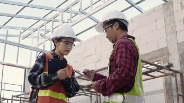 建築現場で話す2人のアジア人技師のフォアマン建築家の男性と女性 — ストック動画