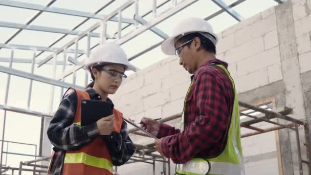 Two Asian Engineer Foreman Architect Worker Man Woman Talking Building — Stock Video