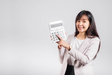 Vergi günü konsepti. Gülümseyen kadın, elinde hesap makinesi ve parmak ucu cihazıyla beyaz arka planda izole edilmiş mutlu bir Asyalı kadın stüdyosu çekimi heyecanlandırdı.