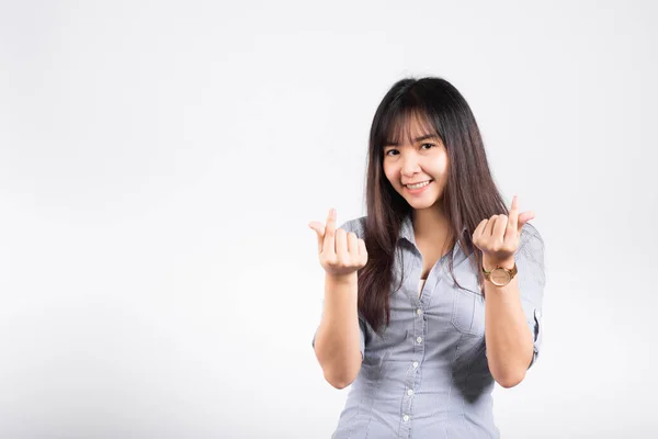 Mujer Pie Sonrisa Confianza Mostrando Mini Signo Corazón Con Dedo —  Fotos de Stock