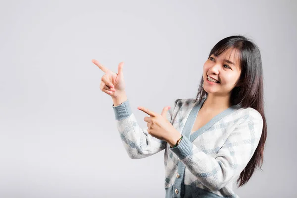 Sonriente Mujer Feliz Señalando Dedo Hacia Fuera Espacio Retrato Asiático —  Fotos de Stock
