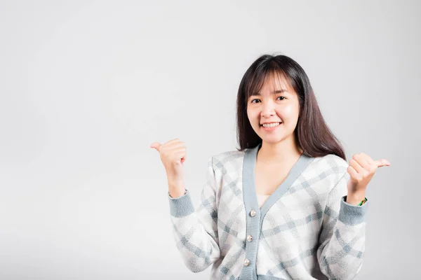 幸せな女性の笑顔を示す指の親指アップ 肖像アジアの美しい若い女性の成功のような指のジェスチャー Okサインは コピースペースで白い背景に隔離されたスタジオショットに同意します — ストック写真