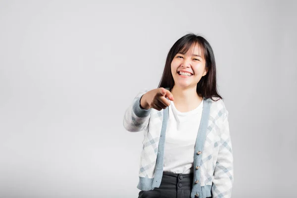 Γυναίκα Κερδίζει Και Έκπληκτος Ενθουσιασμένος Ουρλιάζοντας Δείχνοντας Δάχτυλο Στην Κάμερα — Φωτογραφία Αρχείου