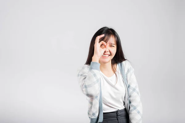 Mulher Sorrindo Mostrando Feito Dedo Símbolo Sinal Para Concordar Estúdio — Fotografia de Stock
