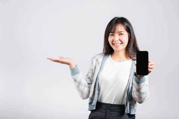 Vrouw Enthousiast Houden Van Mobiele Telefoon Leeg Scherm Presenteren Product — Stockfoto