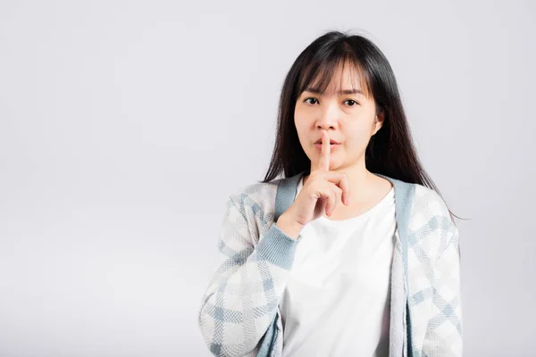 Mulher Fazendo Dedo Boca Lábios Silencioso Gesto Silencioso Feliz Asiático — Fotografia de Stock