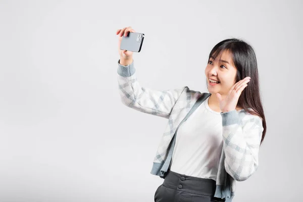 여성은 스마트폰을 셀피의 사진을 촬영하는 흥분했다 그녀는 휴대폰으로 사진을 찍으며 — 스톡 사진