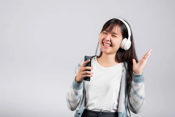 Vrouw Enthousiast Glimlachen Luisteren Naar Muziek Radio Bluetooth Koptelefoon Zingen — Stockfoto