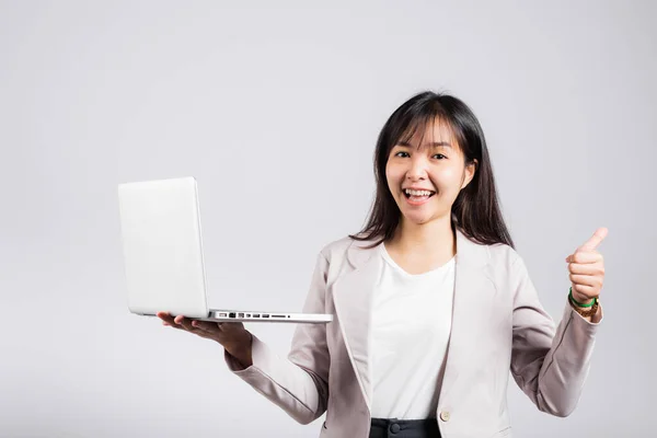 Жінка Посміхається Впевнено Усміхаючись Тримаючи Обличчя Допомогою Ноутбука Показуючи Великий — стокове фото