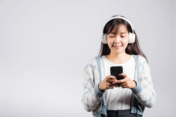 Mujer Emocionada Sonriendo Escuchando Radio Música Los Auriculares Del Bluetooth —  Fotos de Stock