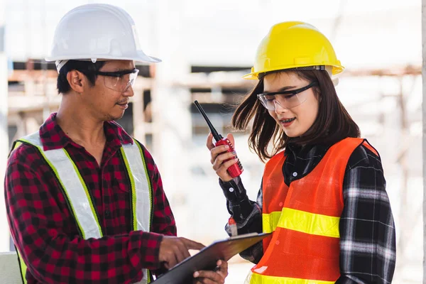 Dos Ingeniero Asiático Capataz Arquitecto Trabajador Hombre Mujer Hablando Sitio — Foto de Stock