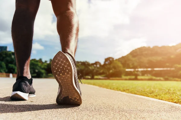 亚洲的年轻运动员 跑步运动员 黑人男子穿着积极的脚 准备在跑步机跑道上进行户外运动训练 以向前迈进一步 进行健康的运动锻炼 穿紧身鞋 — 图库照片