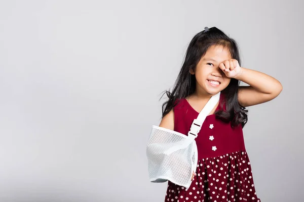 Kolum Kırıldı Yaşlarında Küçük Tatlı Bir Kız Çocuğu Kazadan Dolayı — Stok fotoğraf