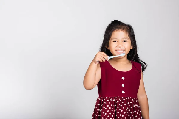 Маленька Мила Дівчинка Років Чистить Зуби Посміхається Студії Ізольованих Білому — стокове фото