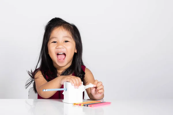 Kleine Süße Kind Mädchen Jahre Alt Lächeln Mit Bleistiftspitzer Während — Stockfoto